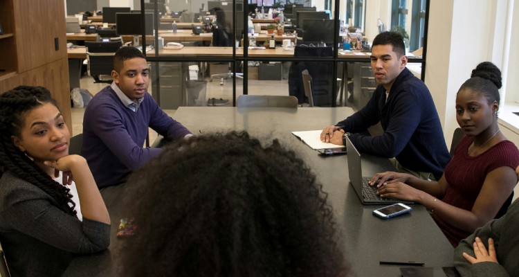 Employés dans un bureau Employés dans un bureau