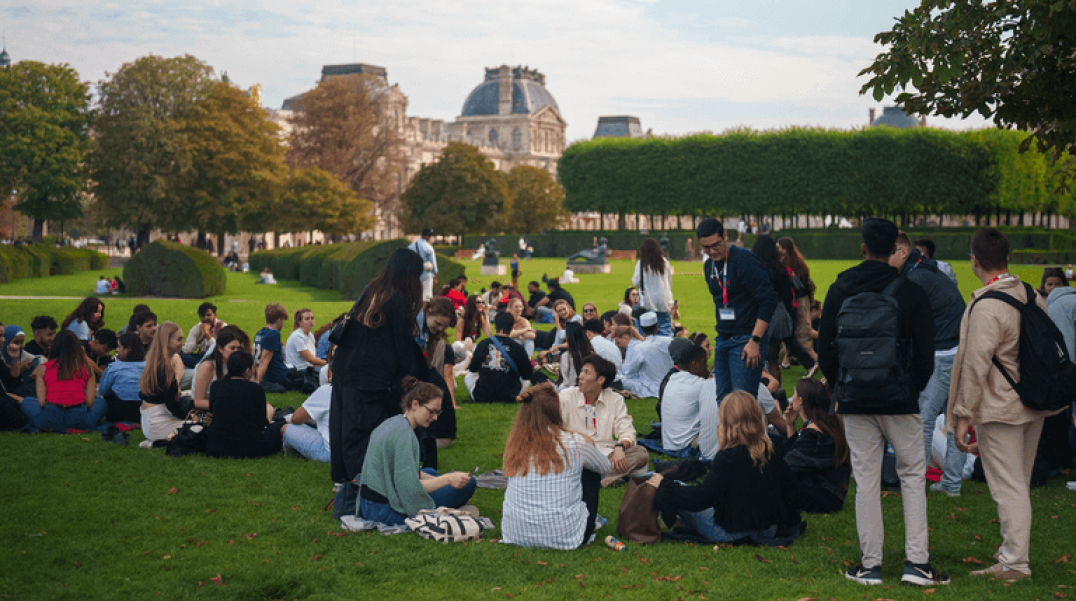 Les étudiants internationaux de l'EM Normandie au jardin des Tuileries à Paris Les étudiants internationaux de l'EM Normandie au jardin des Tuileries à Paris