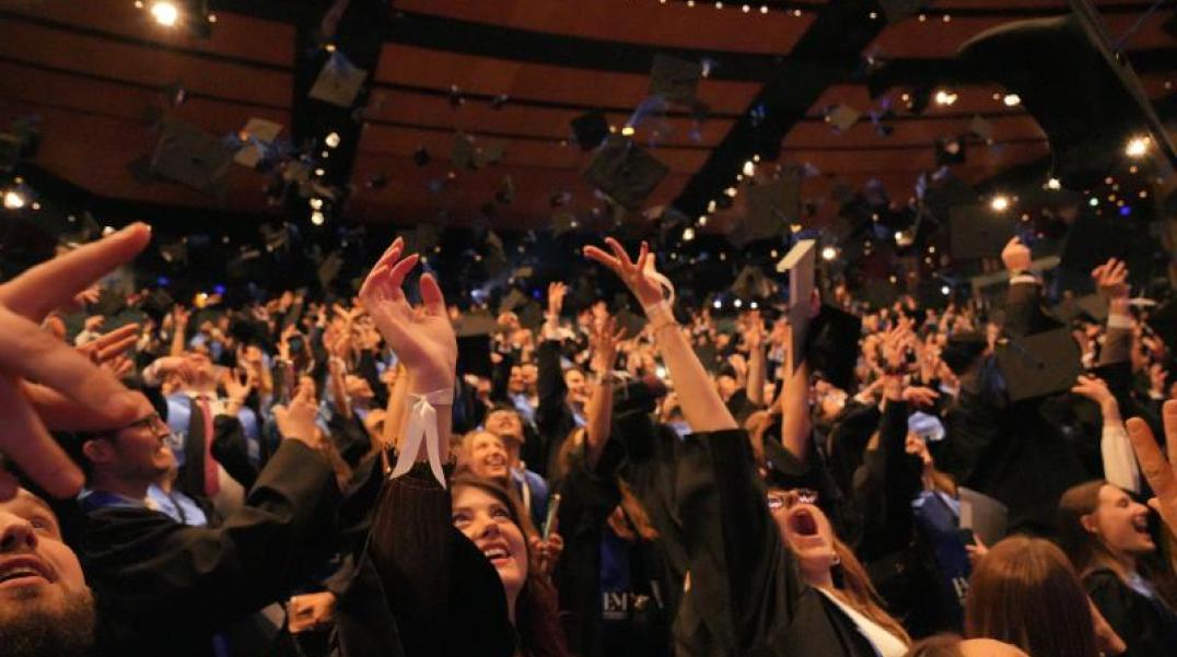 Jeter de toques lors de la remise de diplômes