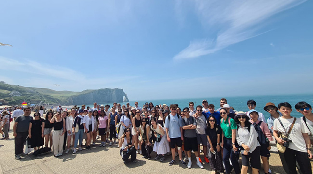 Groupe de la Summer School 2025 à Etretat