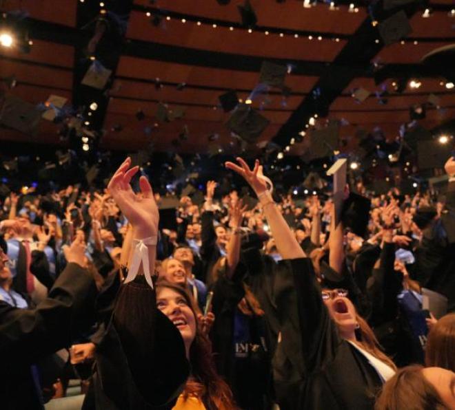 Jeter de toques lors de la remise de diplômes
